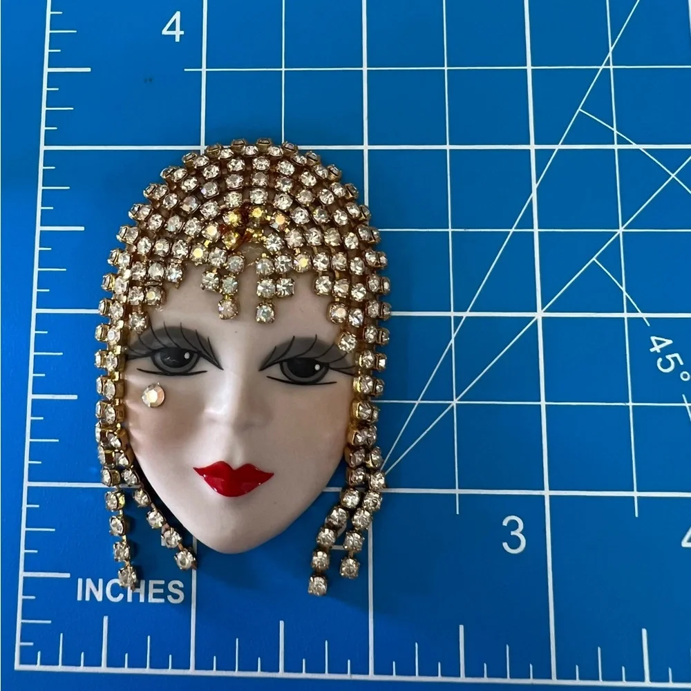 Vintage Flapper brooch made In USA 🇺🇸 with Swarovski crystals and hand painted - Picture 3 of 5